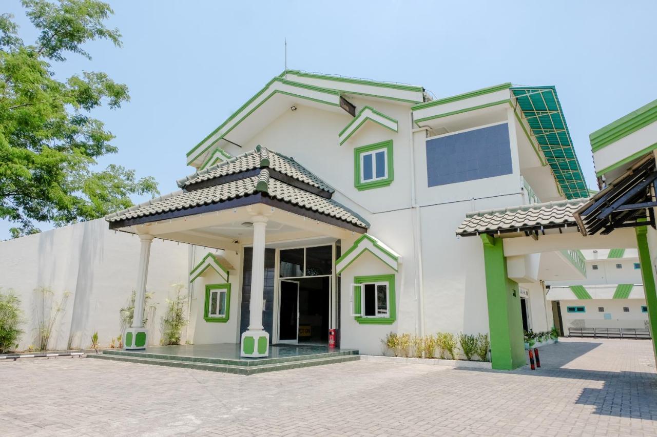 โรงแรมทาแมน อินดาห์ มาดิอุน ภายนอก รูปภาพ